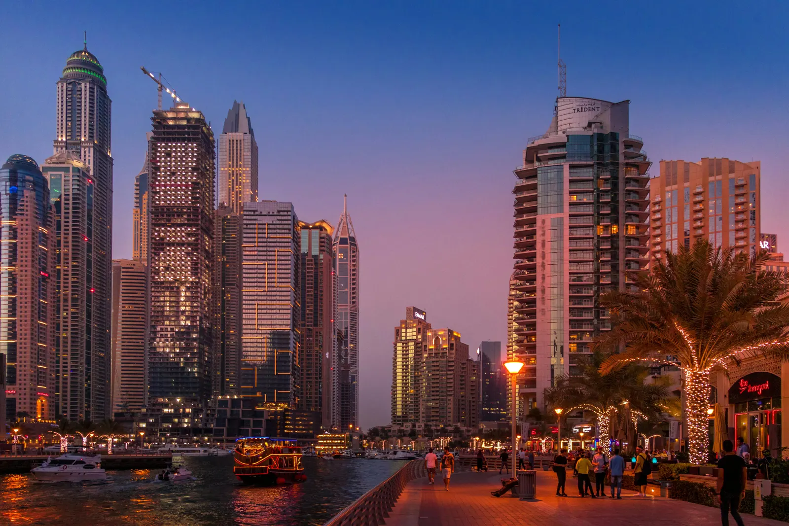 Dubai Marina bei Nacht
