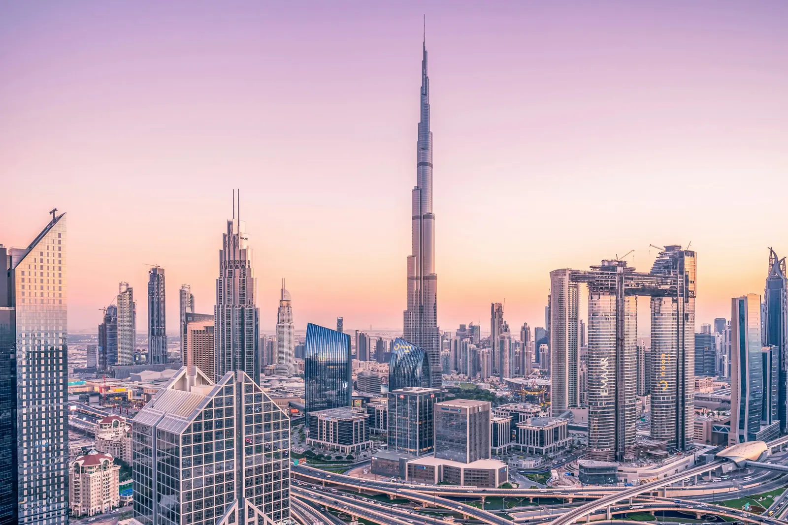 Skyline von Dubai in der Abenddämmerung